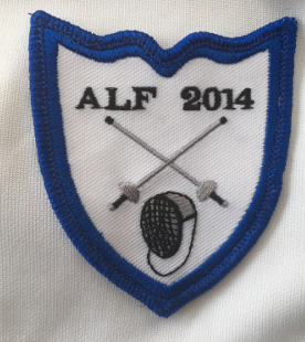 Albertslund Fægteklubs logo i broderet udgave, på ærmet af fægtejakke.